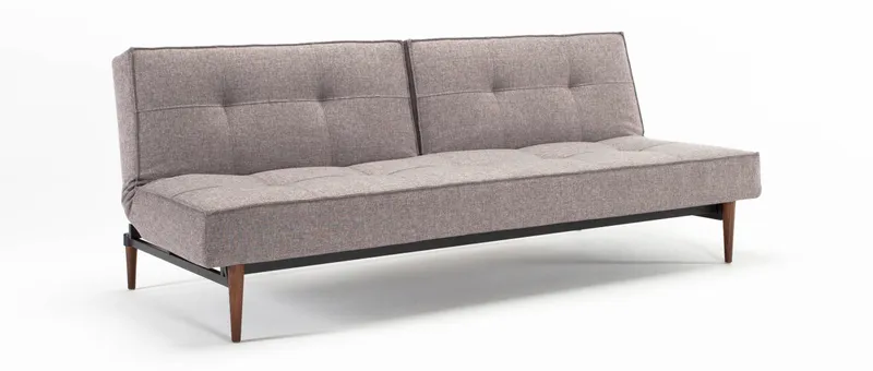Das SPLITBACK Schlafsofa, hier im Stoff Mixed Dance Grau (521) mit dunklen Styletto-Holzfüßen