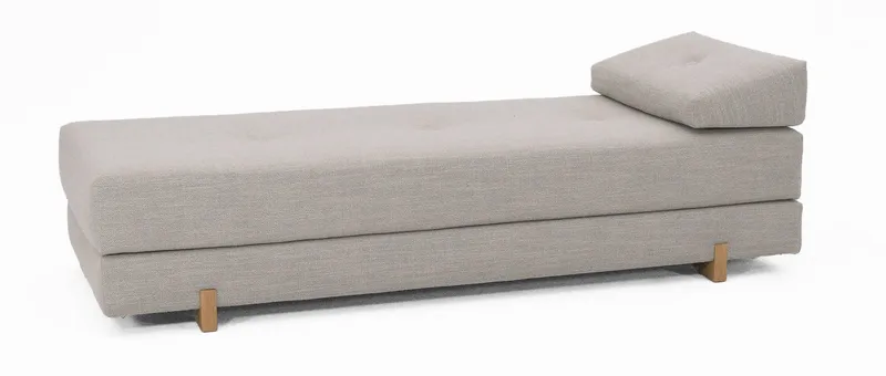 Das SIGMUND Daybed von Innovation im Stoff Kenya Gravel (579) mit Eichenholzfüßen