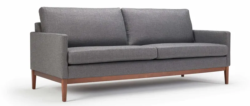 Hier das GÖTEBORG mit dunklen Holzfüßen aus Eiche - zu sehen am 3-Sitzer Sofa