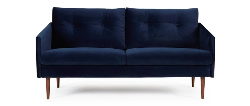 Das 2,5-Sitzer Sofa KARLSTAD mit dunklen Holzfüßen