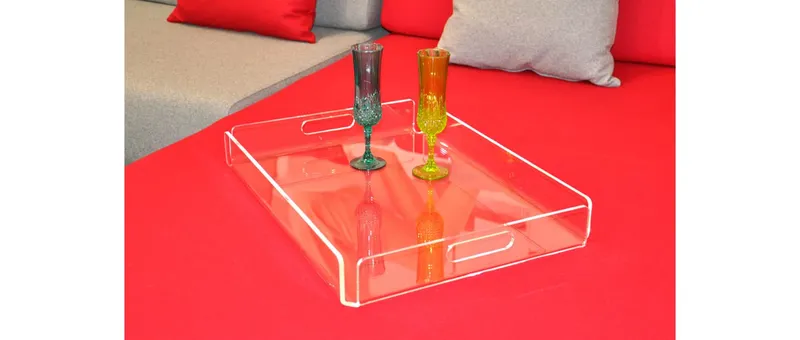 Das NANCY Tablett aus Plexiglas eignet sich ideal als stilvolles Servicetablett für Gläser und Getränke
