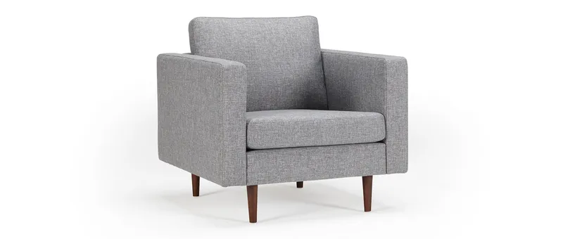 Der HALMSTAD Designer Sessel mit Polsterarmlehnen und spitzen Holzfüßen