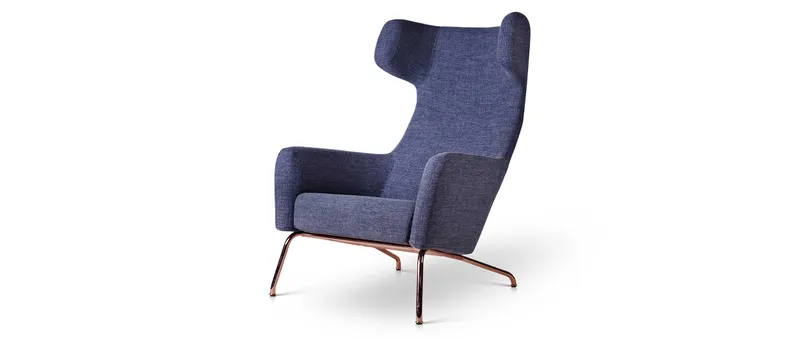 Der HAVANA Ohrensessel von Softline im Stoff Remix 3 von Kvadrat mit kupferfarbenem Gestell