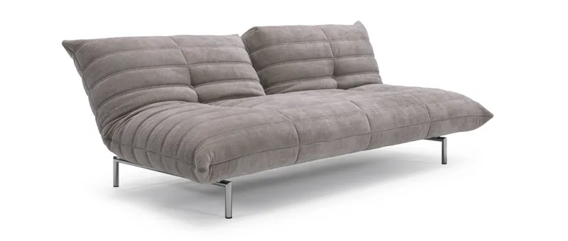 Die Rücklehnen des MIKUNJO Schlafsofas von Innovation sind zweigeteilt und können separat umgeklappt werden