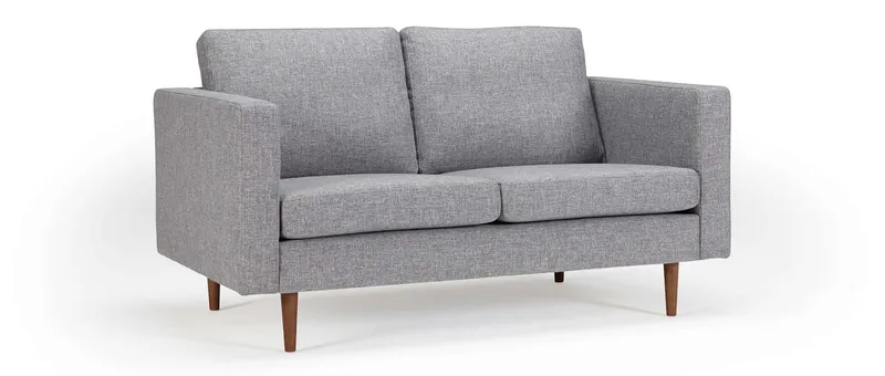 Das HALMSTAD 2-Sitzer Sofa mit Polsterarmlehnen und dunkelbraun gebeizten Holzfüßen