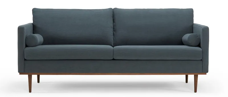Das OSLO Designer Sofa mit Polsterarmlehnen, runden Seitenkissen und dunklen Holzfüßen