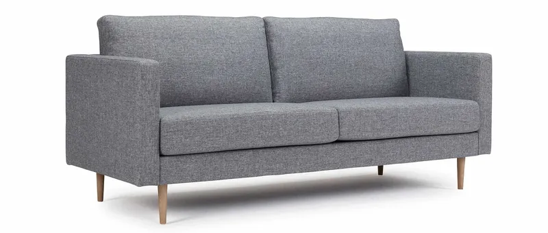 Das TRONDHEIM 2,5-Sitzer Designer Sofa hier mit geraden, schmalen Armlehnen und Füßen in Eiche lackiert