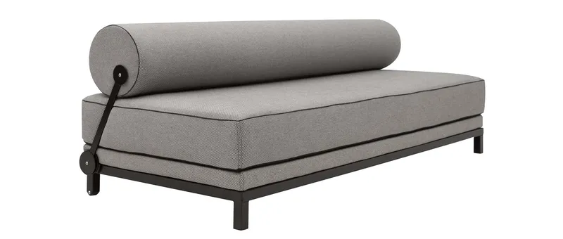 Die Rückenrolle des SLEEP Schlafsofas lässt sich in 3 Positionen nach hinten klappen